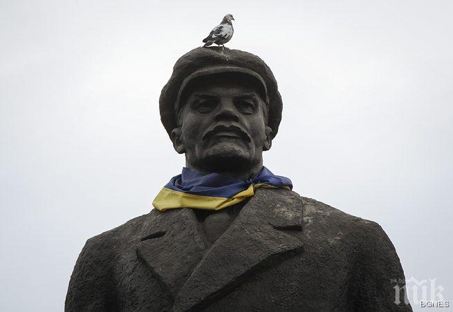 Паднаха още два паметника на Ленин в Украйна (видео)