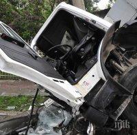 Румънски ТИР се обърна край Симитли, има загинал