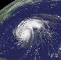 След унищожителния ураган! 24 часа се сипе дъжд над Австралия (видео)