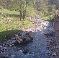 Чудо! Кола падна в река Лева, мъж и жена оцеляха (снимки)
