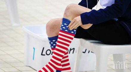 секса мъжът сваля чорапите гащите