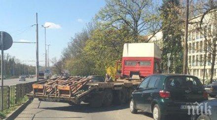 първо пик малоумен шофьор камион срути оградата бул цариградско шосе снимки