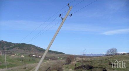 стълб виси въздуха заради свлачище снимки