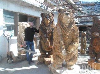 строител изработва мечки стари дънери