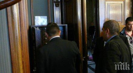 пик депутати скриха телефоните метална каса парламента вижте снимки