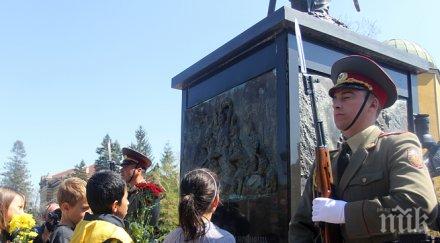 деца поднесоха цветя паметника опълченците