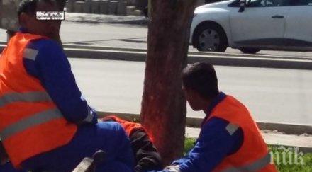 работници играят карти вместо ремонтират варненски булевард колите пъплят задръстването снимки