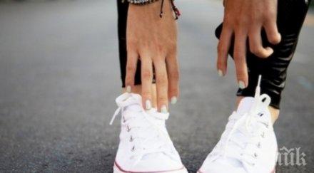 вижте белите маратонки станат видео