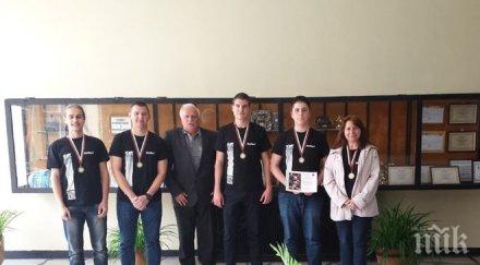 български ученици златни медали състезание наса