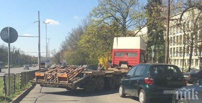 Първо в ПИК! Малоумен шофьор на камион срути оградата на бул. Цариградско шосе (снимки)