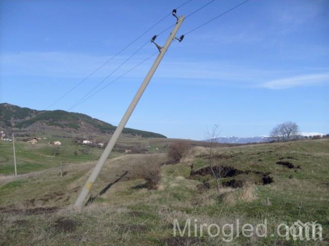 Стълб виси във въздуха заради свлачище (снимки)