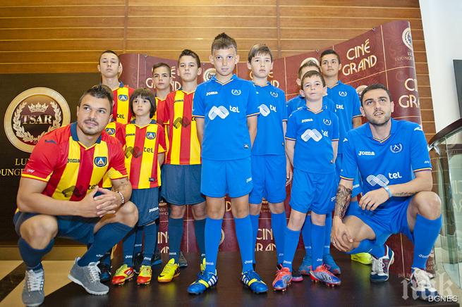 Промоциални цени на фланелките на Левски