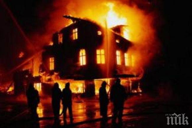 Огнена стихия бушува във Варна! Пожар гори до училище Климент Охридски (обновена и снимка)