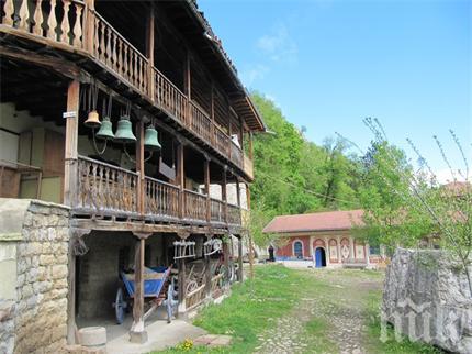 Монаси ще си светят с газени лампи, нямали пари да си плащат тока