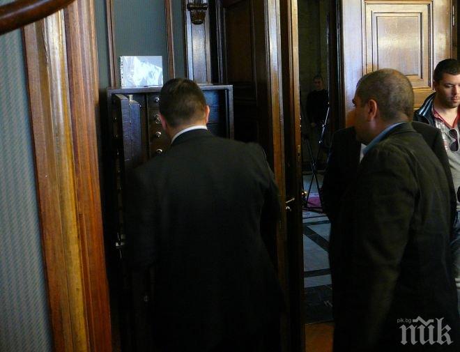 Само в ПИК! Депутати си скриха телефоните в метална каса в парламента! Вижте защо! (снимки)
