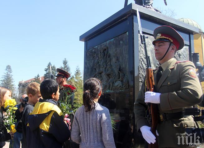Деца поднесоха цветя на Паметника на опълченците