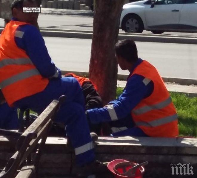 Работници играят карти, вместо да ремонтират варненски булевард! Колите пъплят в задръстването (снимки)