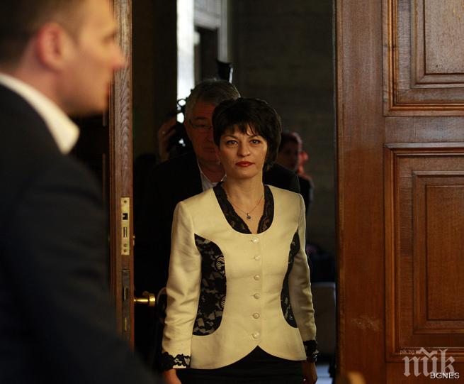 Атанасова: Орешарски е скрил доклад на ДАНС за финансовата стабилност