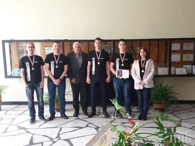Браво! Български ученици със златни медали от състезание на НАСА!