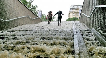 поройни дъждове заливат великобритания