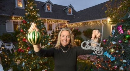 жена лос анджелис украсява 102 коледни елхи