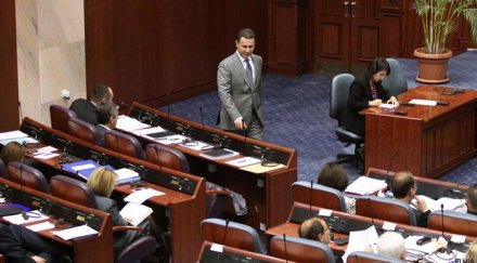 предколедно меле македонския парламент