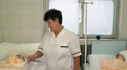 годишно дете кукла страда нанизъм