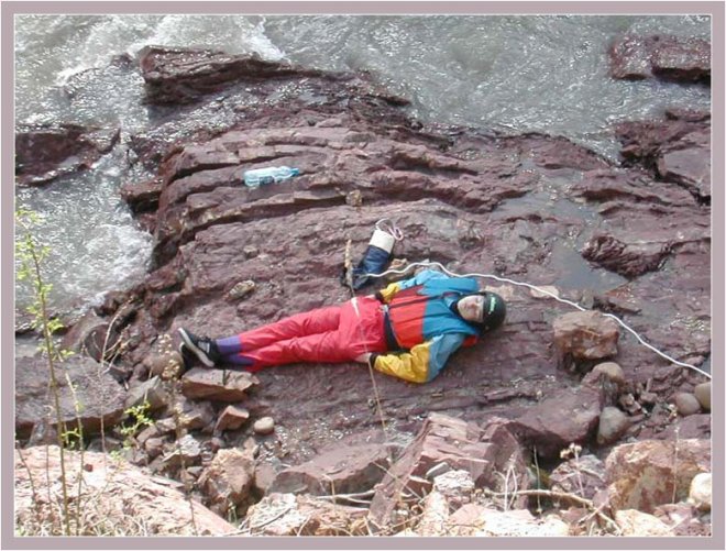 Откриха труп на мъж в канавка