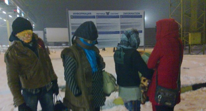 Рентген напипа четирима на границата увити в платове