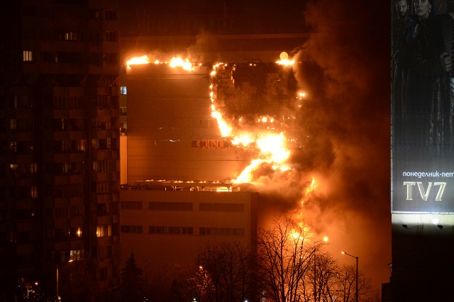 Две деца берат душа след пожар