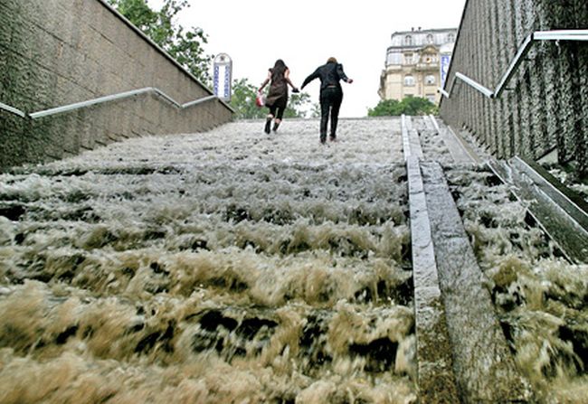 Поройни дъждове заливат Великобритания