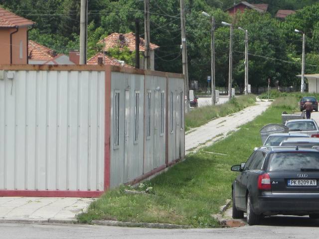 В Перник посрещат Бъдни вечер във фургони 