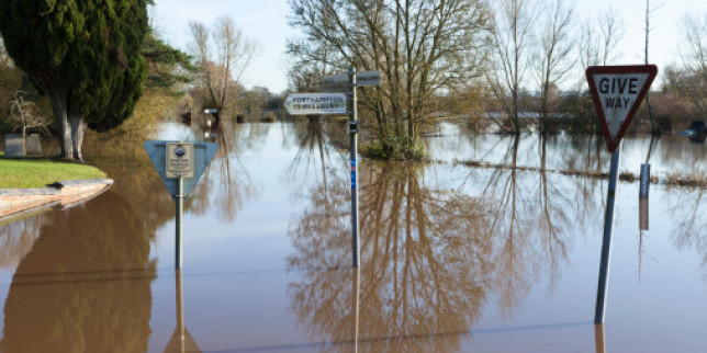 Наводнения на Острова, Англия пред евакуация 