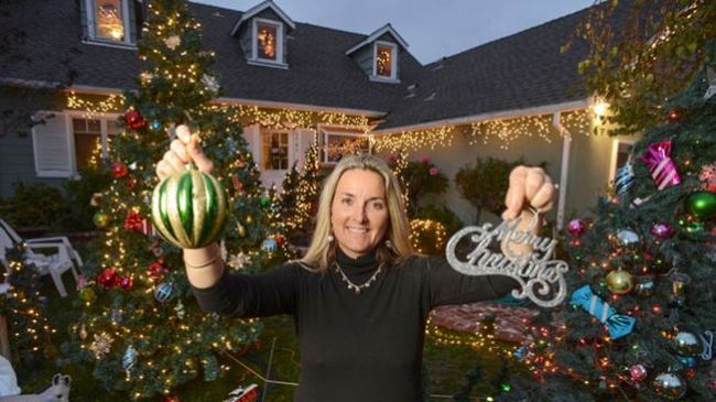 Жена от Лос Анджелис украсява 102 коледни елхи