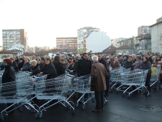 Българите обсадиха хипермаркетите преди празниците