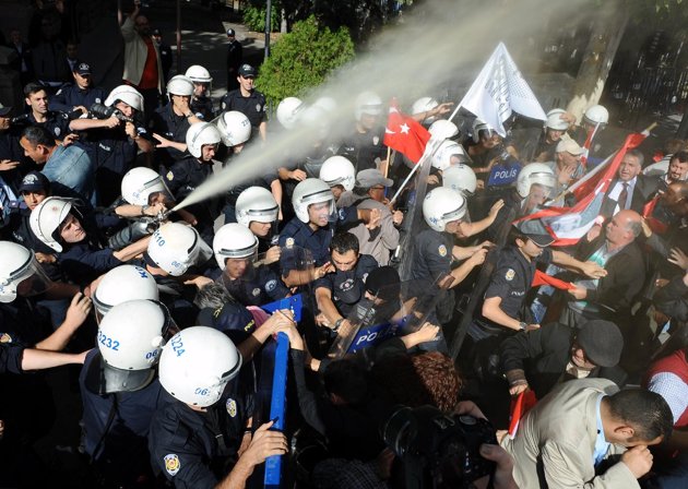 Турски съд тикна зад решетките двама полицаи за побой над студент
