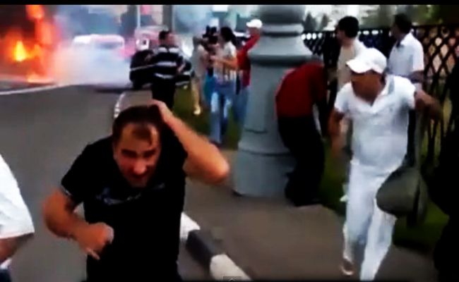 Само в ПИК: Кола избухва зрелищно в Румъния (видео)