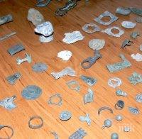 Откриха куп антики в дома на баща и син