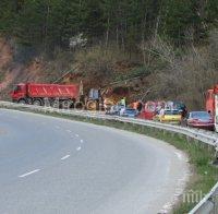 Адско задръстване между Радомир и Перник, чистят свлачище