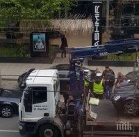 Ето как нагли шофьори, нарушили правилата за паркиране, си освободиха лъскавия мерцедес от паяк (скандално видео)