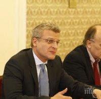 Чудо! Здравният министър-антикомунист д-р Москов преговаря два часа с БСП в парламента! (снимки)