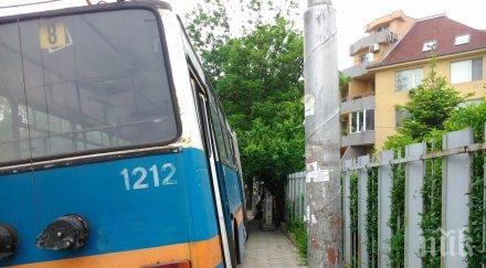 извънредно пик няколко пострадали тежък сблъсък тролей кола насред софия две линейки карат ранените пирогов обновена