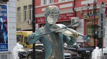 недоволна русенка позлати новата статуя цигуларче