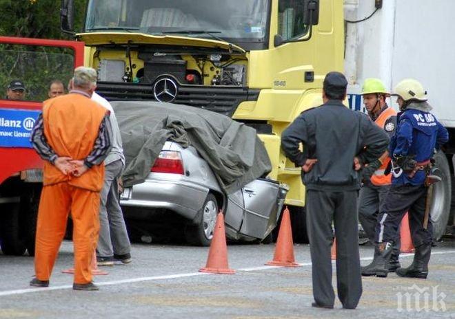 Два ТИР-а смачкаха кола на Дунав мост