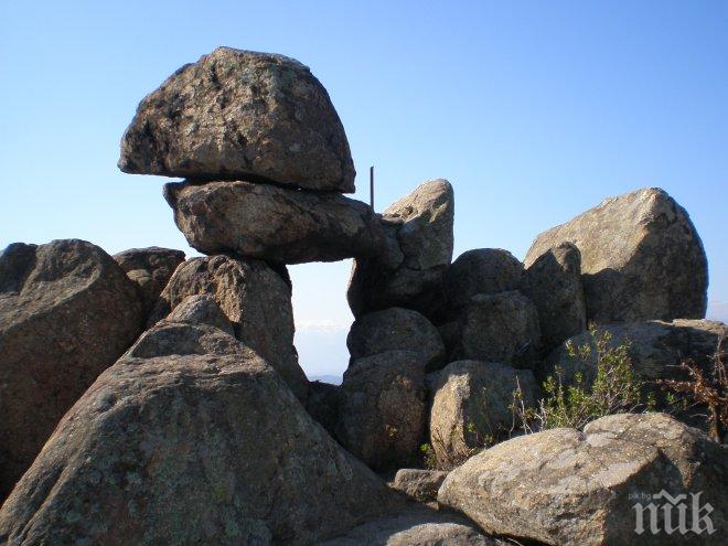 Сензация! Вратата на богинята край Пазарджик сбъдва желания - жени се редят на опашка да борят болести и магии