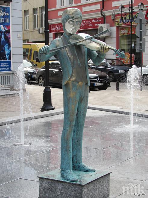 Недоволна русенка позлати новата статуя на цигуларче 