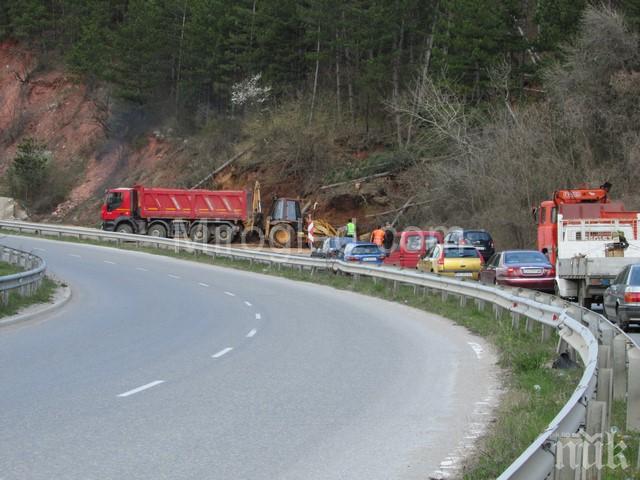 Адско задръстване между Радомир и Перник, чистят свлачище