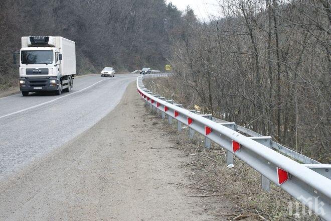 Зрелищна катастрофа край Перник! Автомобил се заби в мантинела, движението Перник - София е блокирано