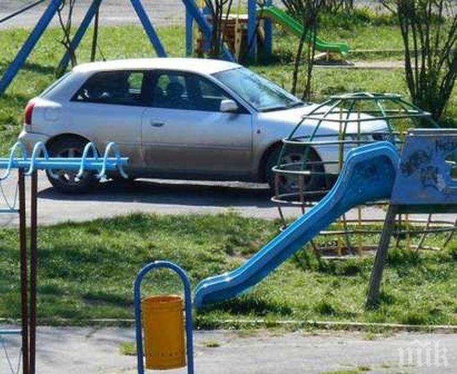 Нагли шофьори паркират в тревните площи в столицата, майки се страхуват за децата си