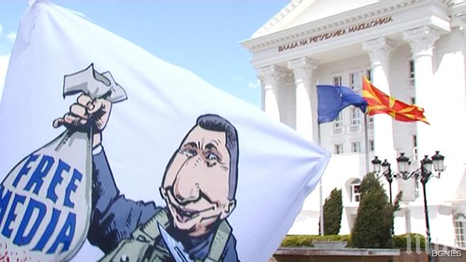 Македонските журналисти върнаха погребалния венец на Груевски